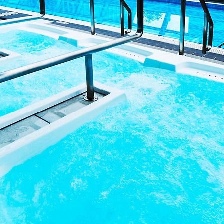 Hotel New Otani Osaka Luaran gambar A swimming pool