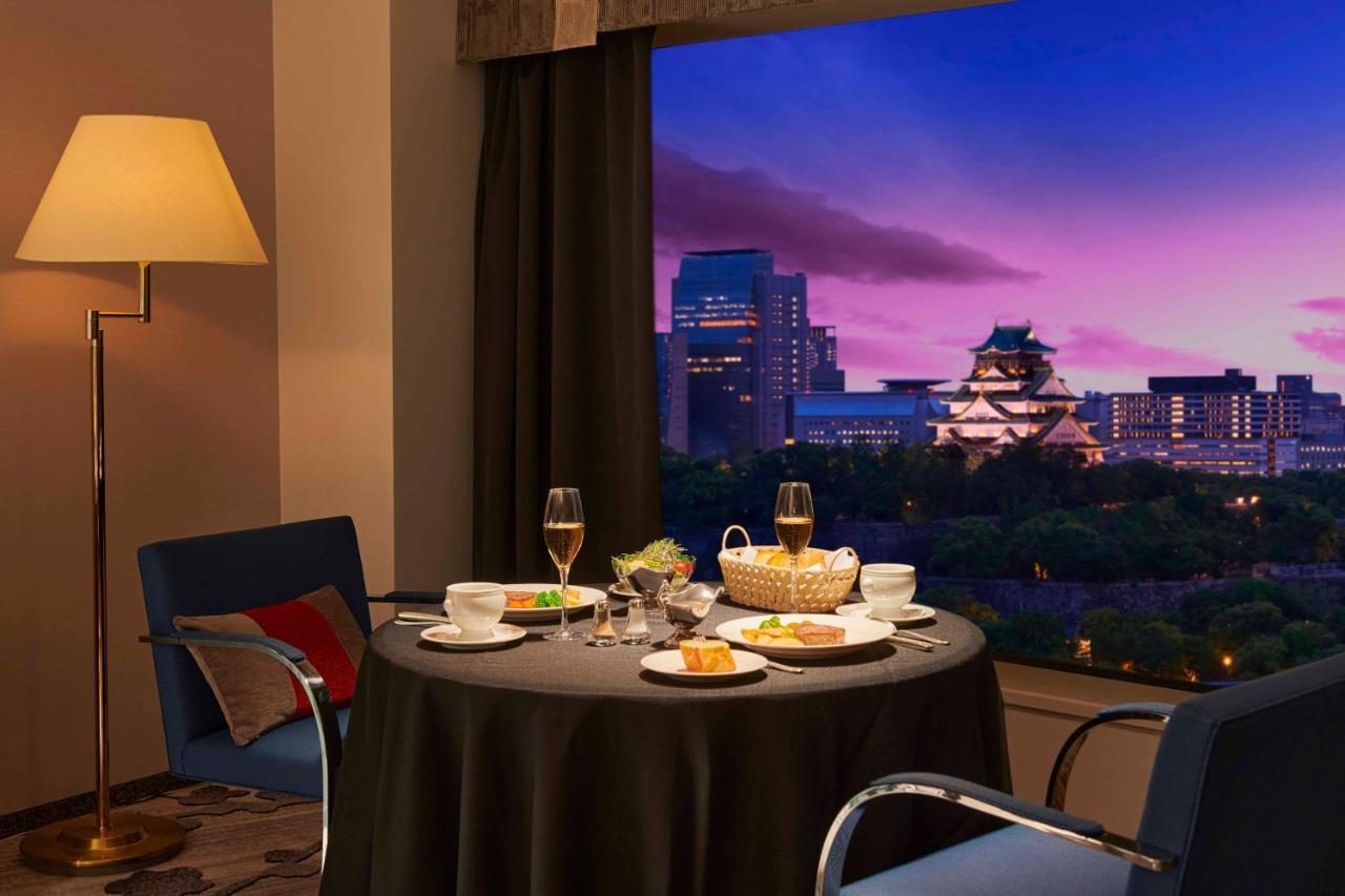 Hotel New Otani Osaka Luaran gambar A view of the Osaka Castle from a suite at the hotel
