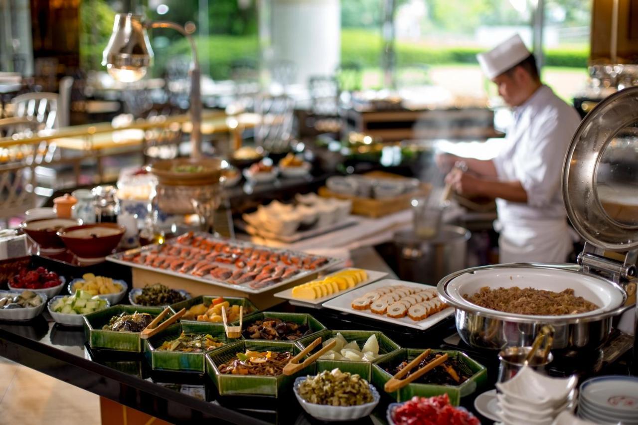 Hotel New Otani Osaka Luaran gambar A buffet at a hotel
