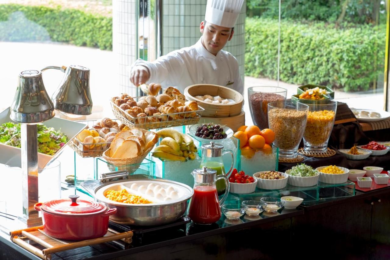 Hotel New Otani Osaka Luaran gambar A breakfast buffet at a hotel