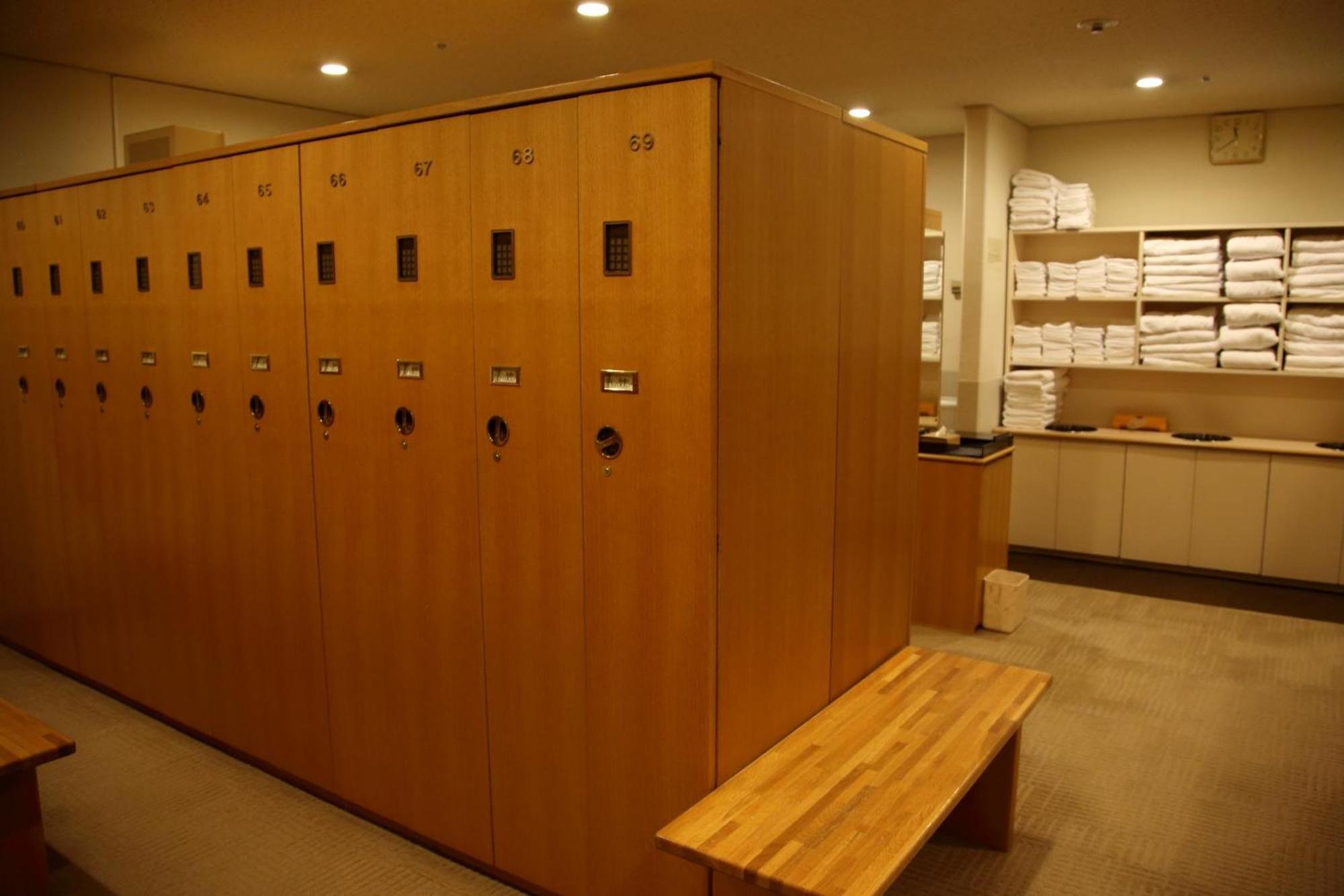 Hotel New Otani Osaka Luaran gambar A locker room at a spa