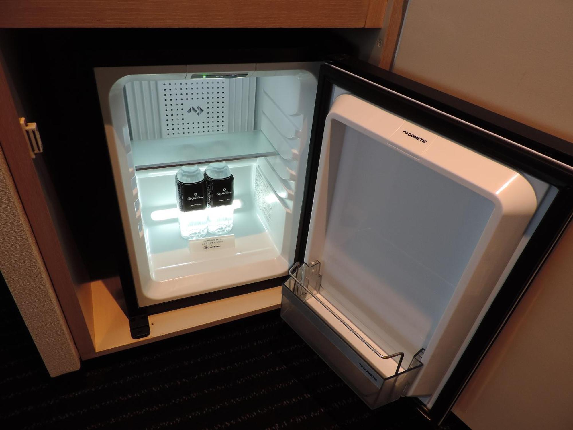Hotel New Otani Osaka Luaran gambar A mini-refrigerator in a hotel room