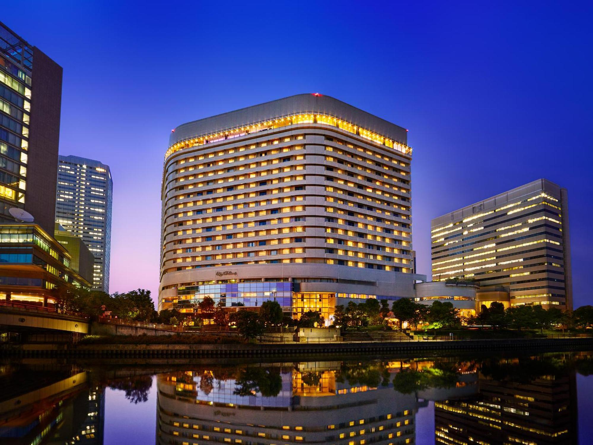Hotel New Otani Osaka Luaran gambar The hotel at night