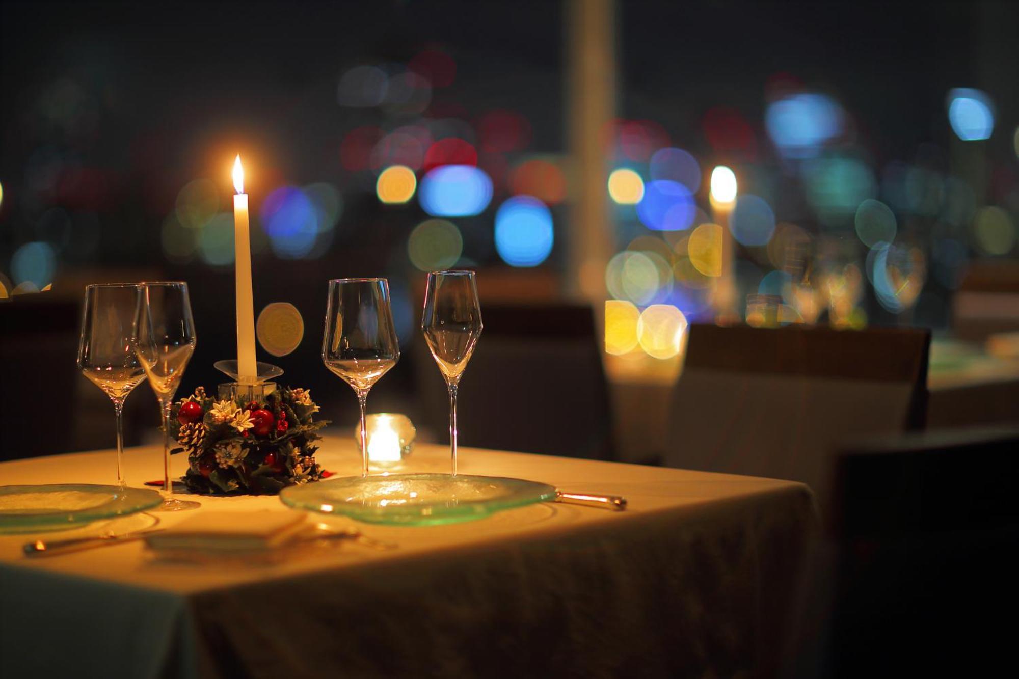Hotel New Otani Osaka Luaran gambar A restaurant in the evening