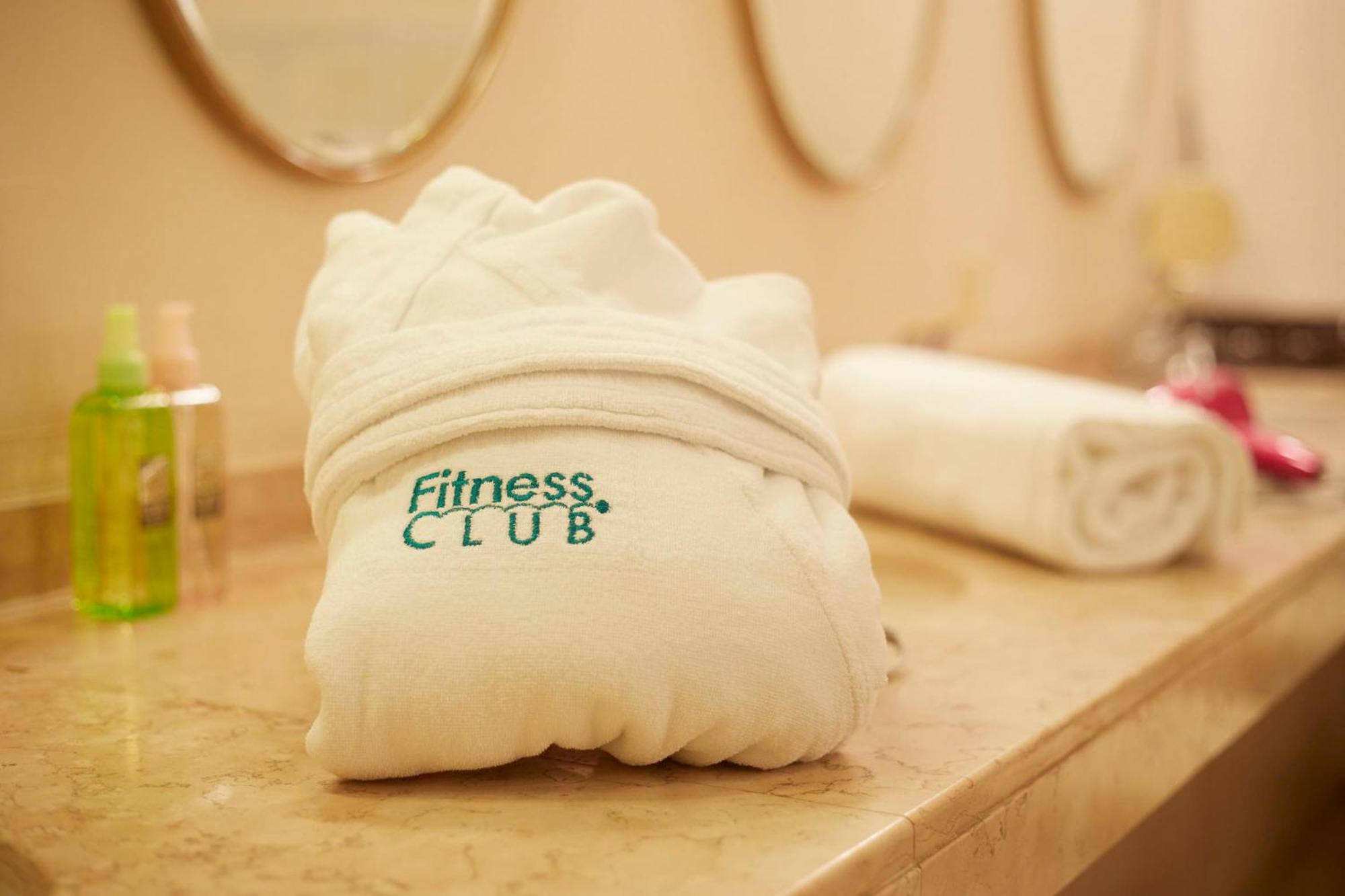 Hotel New Otani Osaka Luaran gambar A folded bathrobe