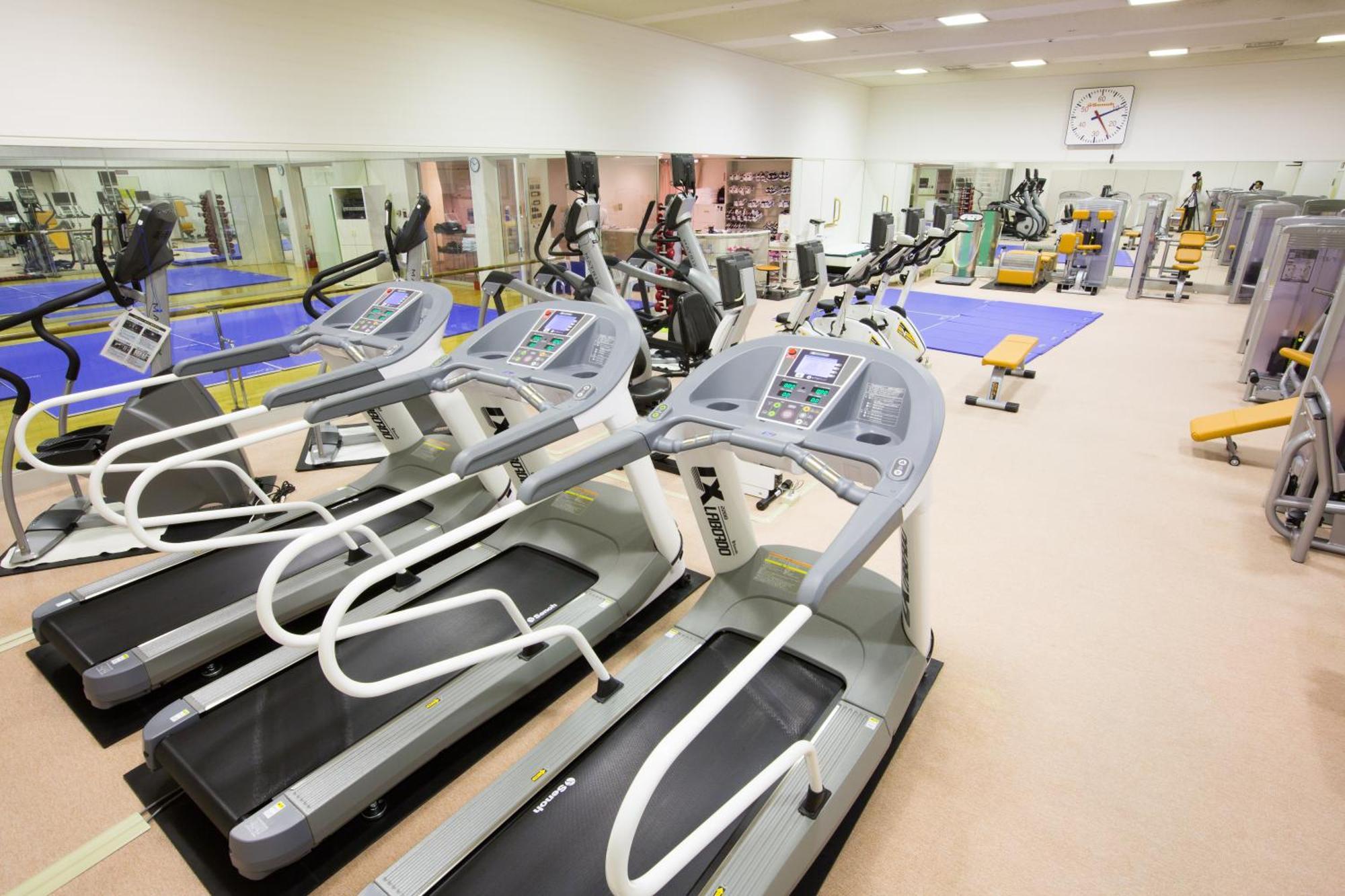 Hotel New Otani Osaka Luaran gambar The gym at the National Rehabilitation Centre