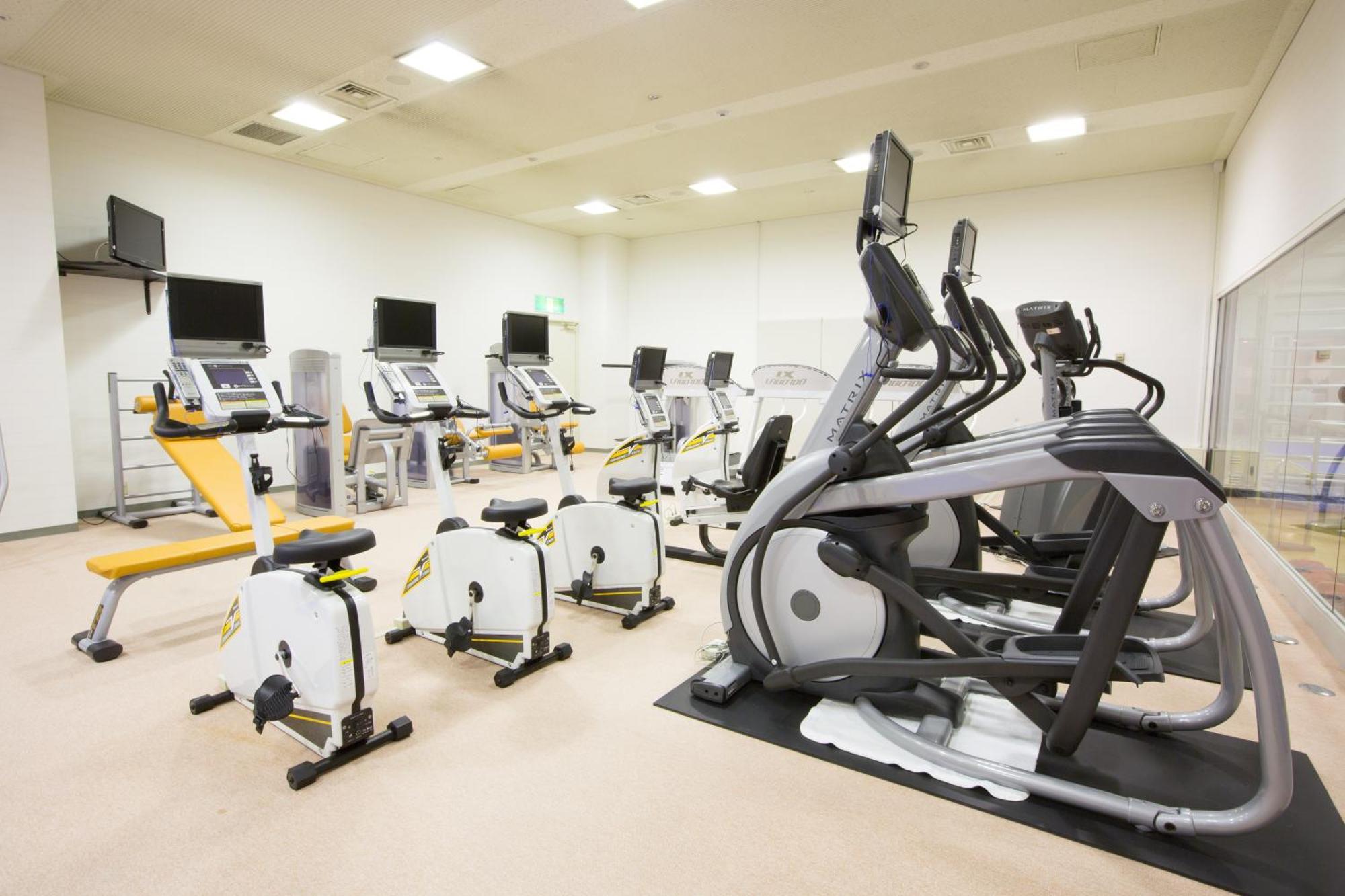 Hotel New Otani Osaka Luaran gambar A typical gym