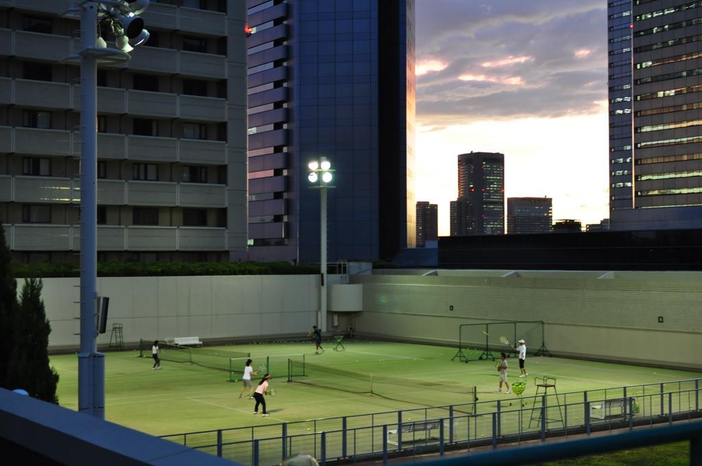 Hotel New Otani Osaka Luaran gambar Tennis courts at night